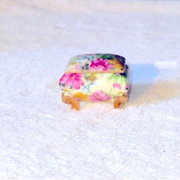 Vintage Nikoniko Japan Porcelain Footed Trinket Box Ring Holder Vanity - Picture 1 of 12